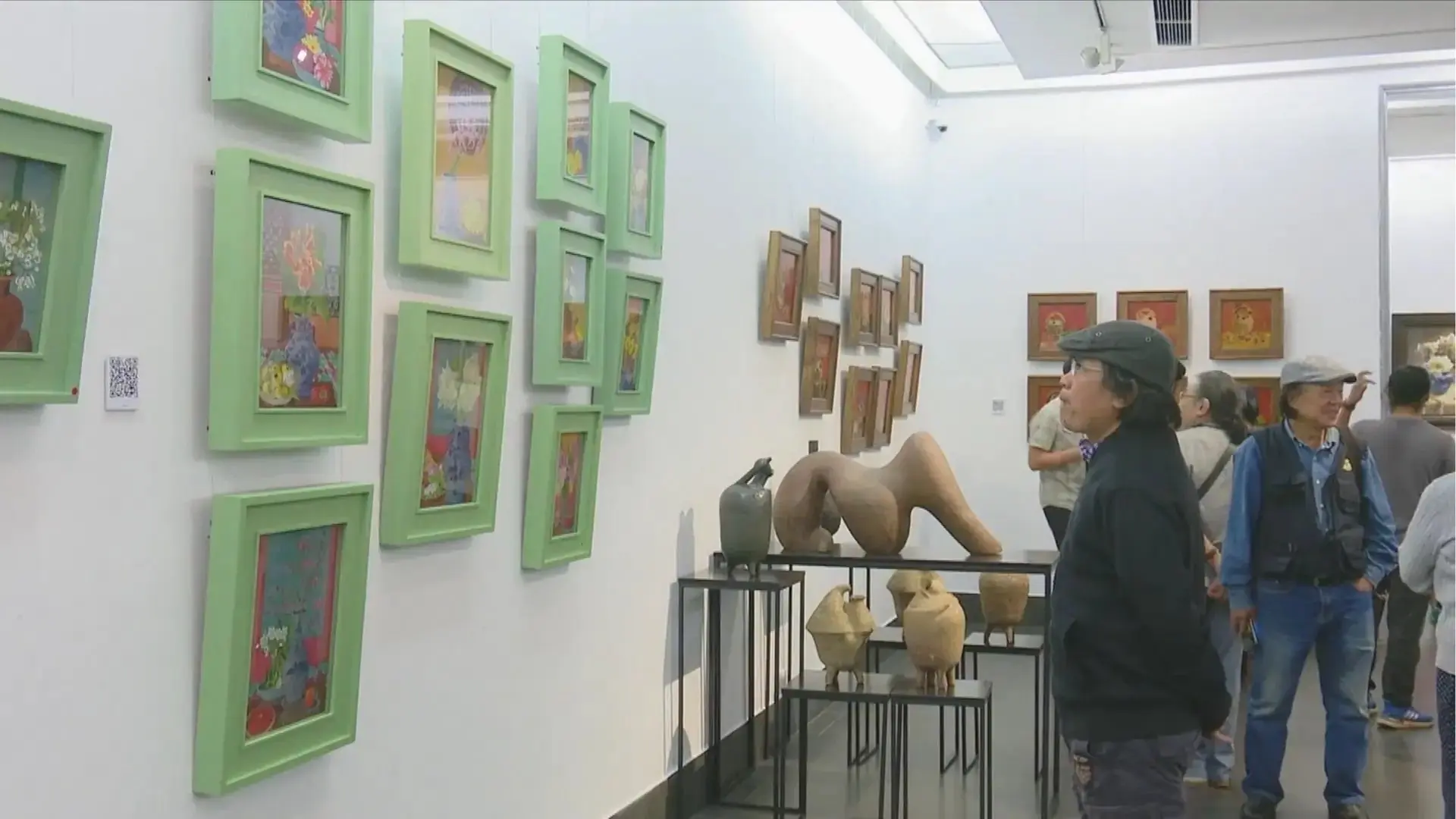 Câu chuyện thú vị từ những bức tranh kích thước nhỏ